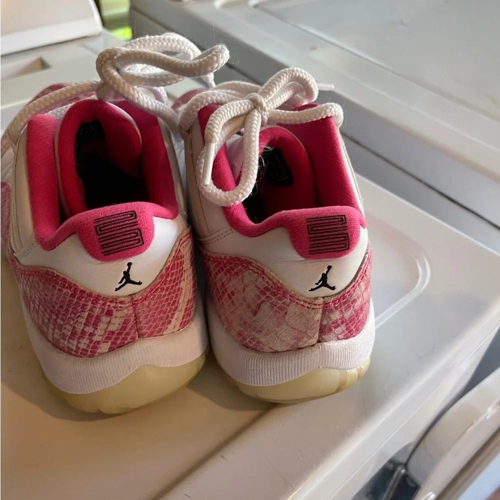 Hot pink Jordans - Picture 4 of 5